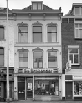 72757 Gezicht op de voorgevel van het pand Voorstraat 60 (schoenmakerij De Brabander) te Utrecht.